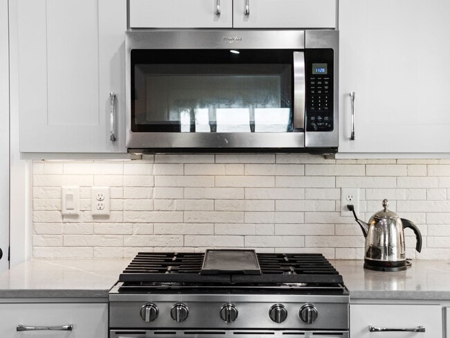 Building Photo - 4 bedroom Modern Home at Eagle Ridge Estates