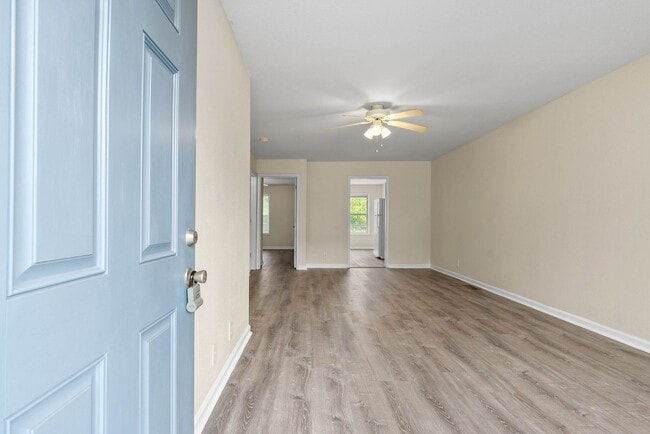 Building Photo - 922 Kingsbury Dr