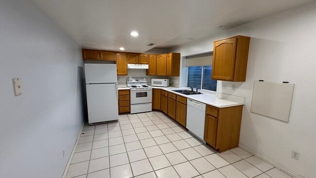Building Photo - 873 Beckys Cove