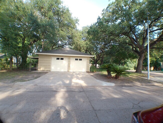 Building Photo - 601 Fresa Rd