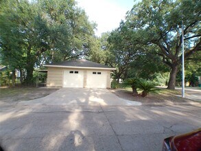 Building Photo - 601 Fresa Rd