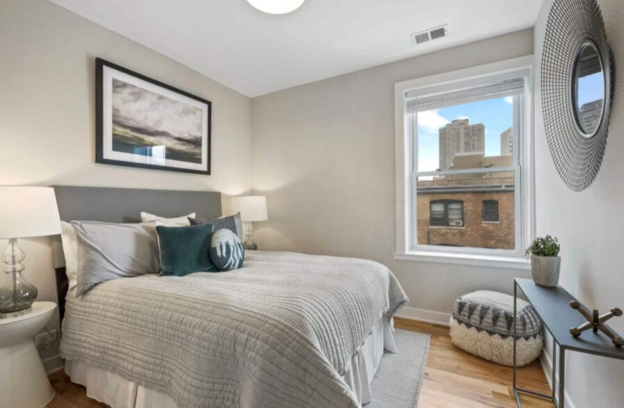 Building Photo - 659 W Wrightwood Ave