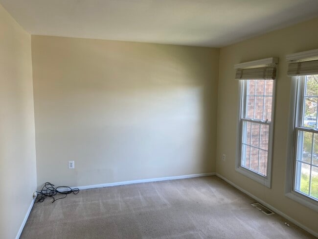 Building Photo - 320 Roanoke Dr SE