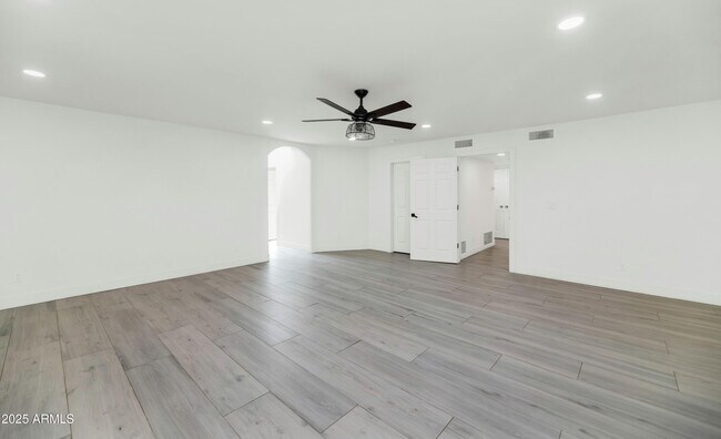 Building Photo - 1433 W Port Au Prince Ln
