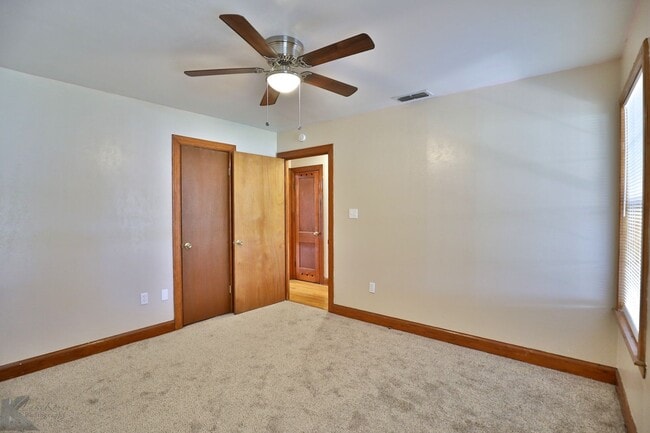 Building Photo - 3 bed 2 bath 2 car carport home in south A...