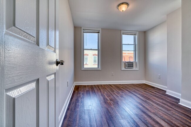 Building Photo - 1343 Sargeant St