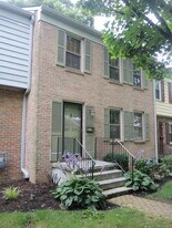 Building Photo - 107 Camelot Ct