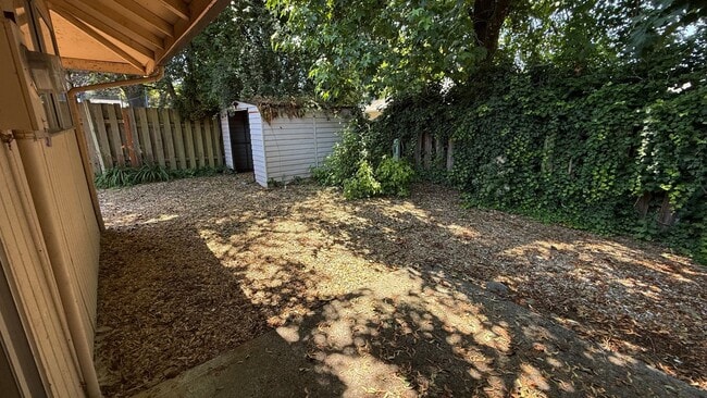 Building Photo - Great Duplex 2bd 2bath Big yard, Parking, ...