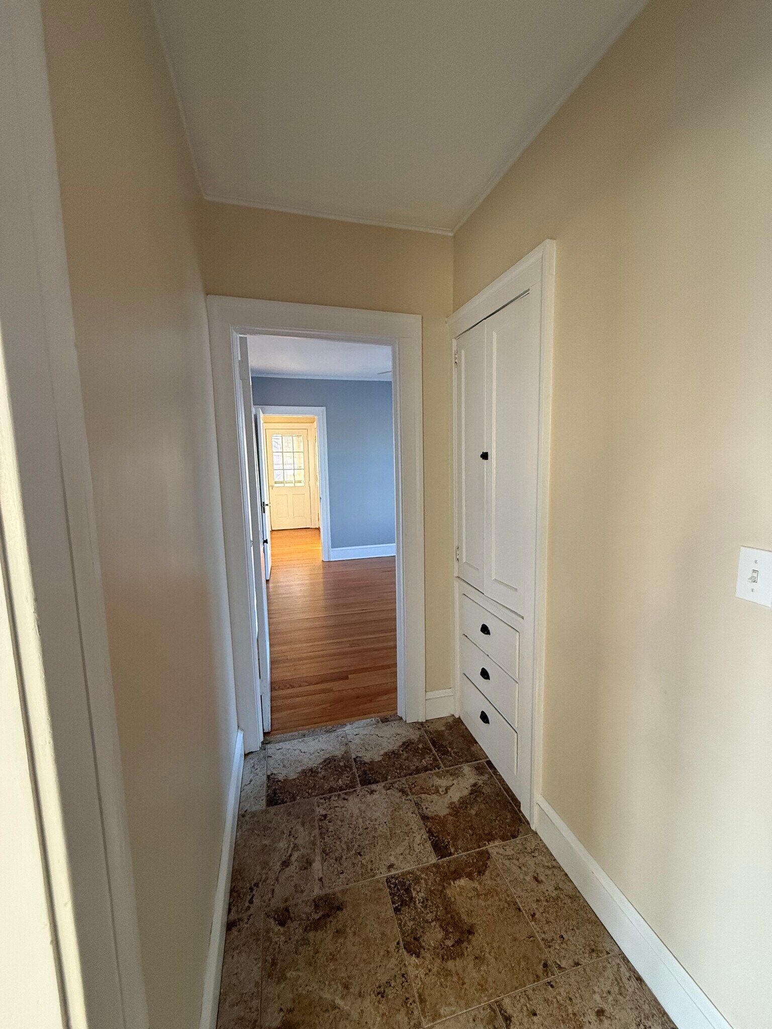 Building Photo - 18 Roger St