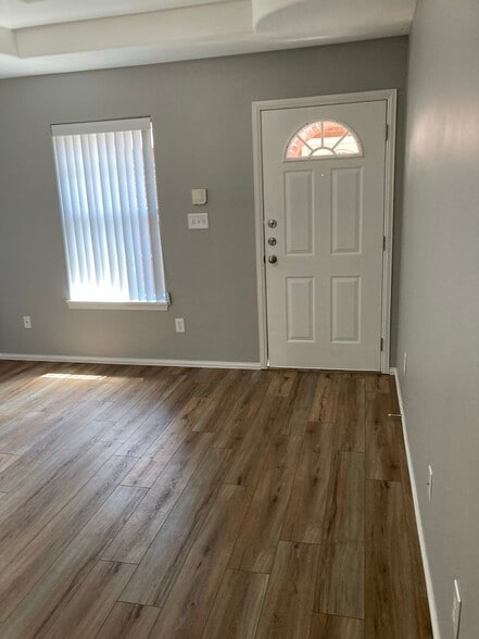 Building Photo - 910 English Ave