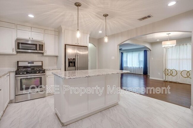 Building Photo - 902 Churchill Rd