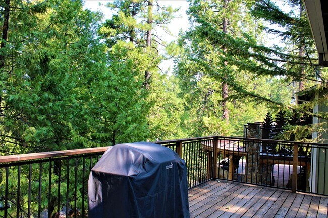 Building Photo - Gorgeous Fully Furnished 3 Bedroom Home Ne...