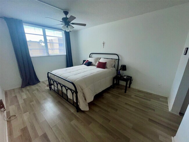 Building Photo - 5860 NW 64th Ave