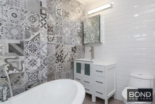 Building Photo - 2 bedroom in ASTORIA NY 11102