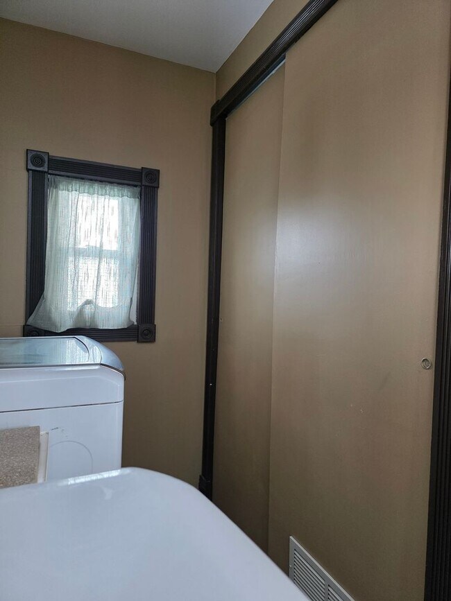 Building Photo - Small Town Home with Lots of Room