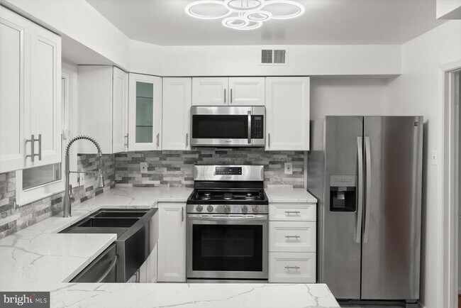 Building Photo - 1550 McLean Commons Ct