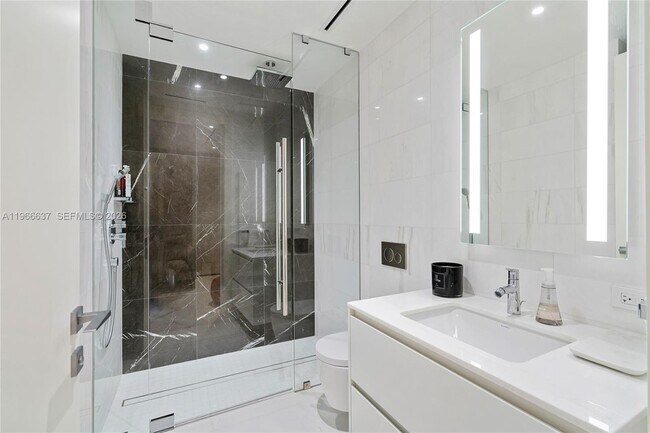 Building Photo - 300 Biscayne Blvd Way