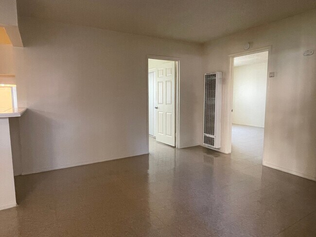 Building Photo - 1302 E Kingsley Ave