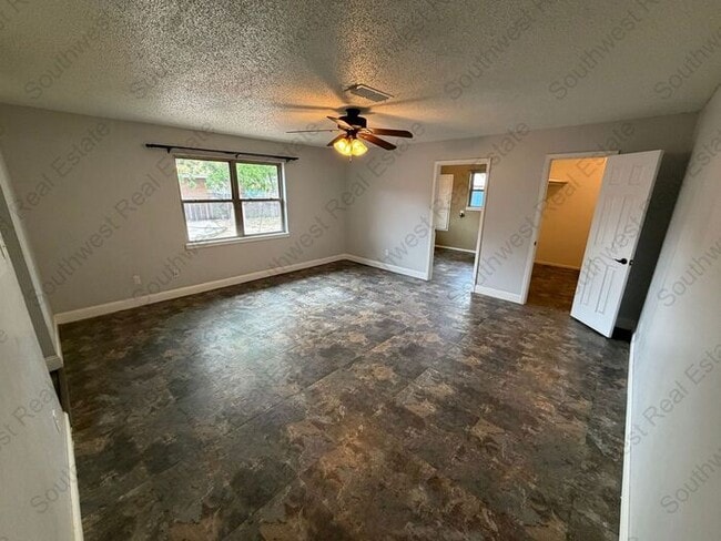 Building Photo - Spacious 3 bedroom 2 bath home