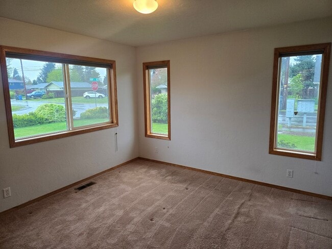 Building Photo - 2 Bedroom in Excellent Location!