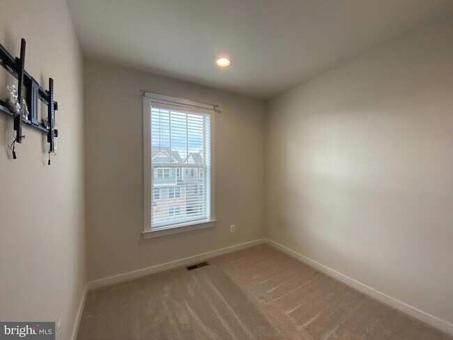 Building Photo - 8612 Shady Pines Dr