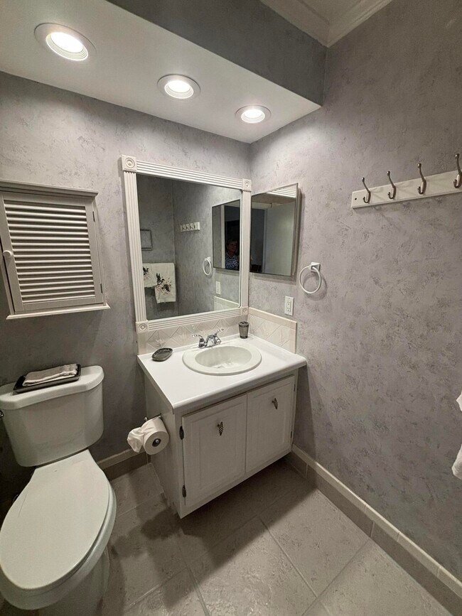 Building Photo - 489 Flanders Dr