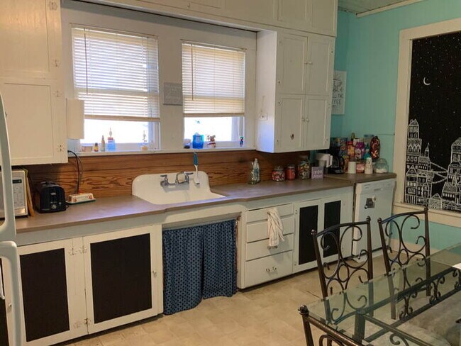 Building Photo - Charming 3 bedroom 2 bathroom home on larg...