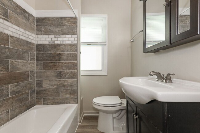 Building Photo - 2 Bedroom 1 bath Single Family Home