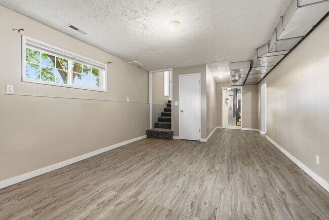 Building Photo - 1625 S Glenn Rd