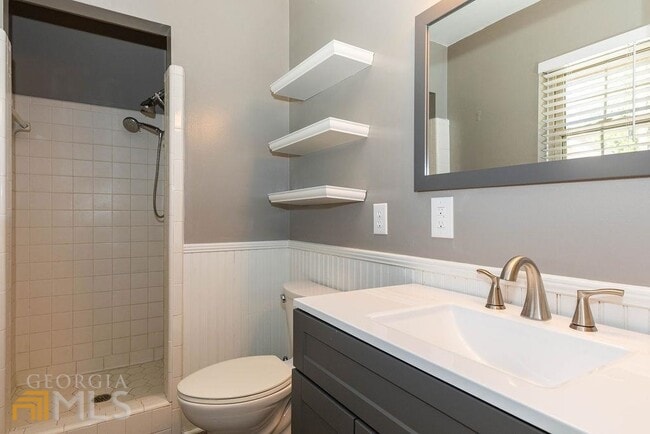 Building Photo - 404 E First St