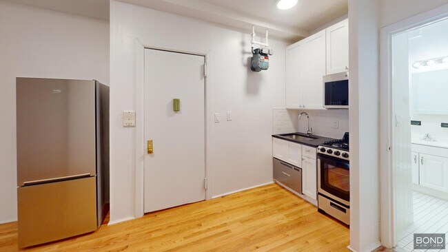 Building Photo - 429 E 73rd St