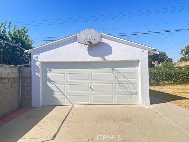 Building Photo - 1127 E Larkwood St