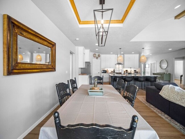 Building Photo - Fully Furnished Luxury 3-Bed, 2-Bath Home ...
