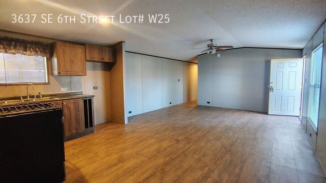 Building Photo - 3637 SE 6th St