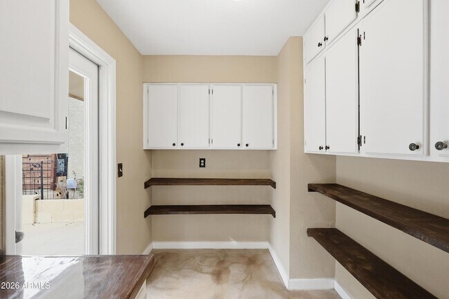 Building Photo - 620 S Essex Ln