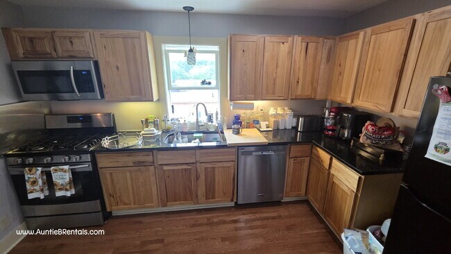 Building Photo - 2 Bed - 1 Bath Upper level unit in a triplex - Updated Unit