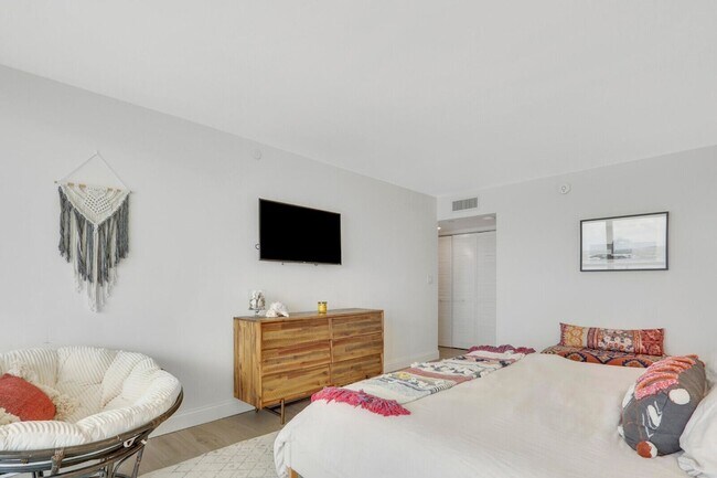 Building Photo - 5380 N Ocean Dr