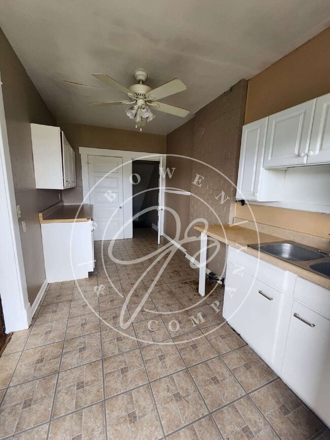 Building Photo - 2 bed 2 story townhouse! Individual baseme...