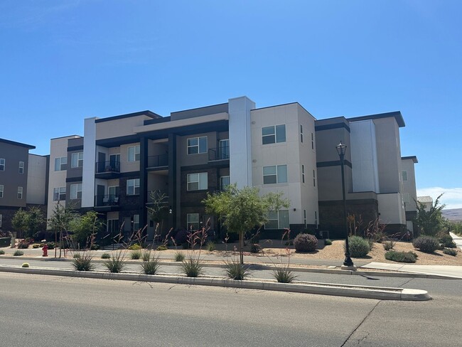 Building Photo - Beautiful Desert Color Condo!!