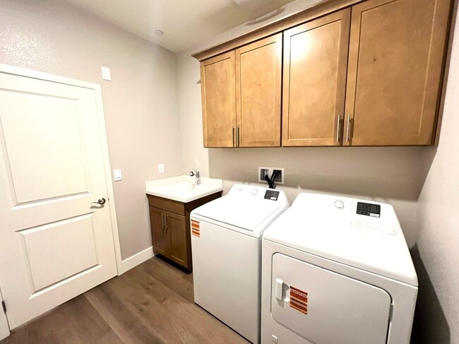 Building Photo - *** MOVE-IN SPECIAL*** BRAND NEW 4 bedroom with In-law suit 3 bath home located in Henderson, NV!