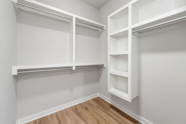 Building Photo - 2121 E Elk Rdg Ave