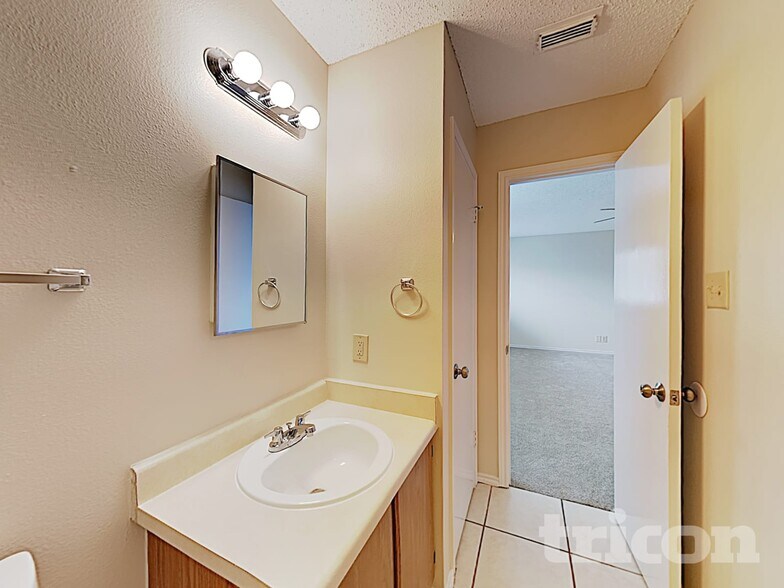 Building Photo - 6419 Beech Trail Dr