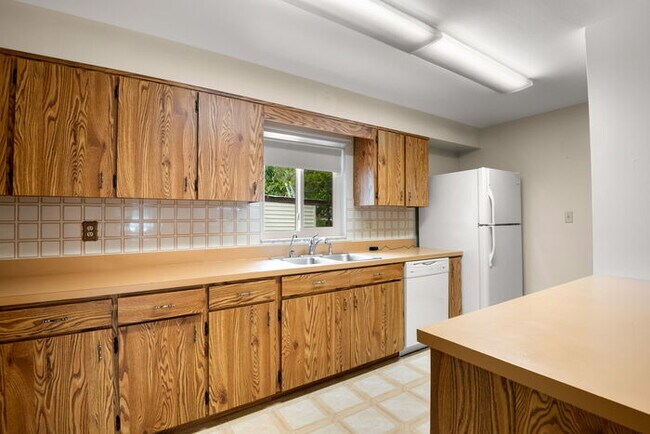 Building Photo - Home For Rent in St Petersburg!