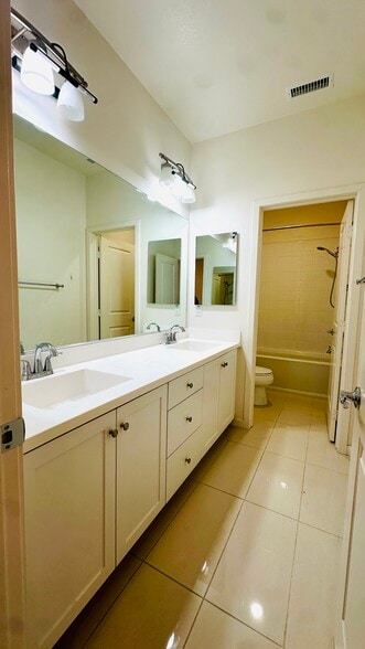 Bathroom - 2nd Floor - 24 Clover