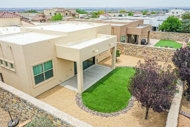 Building Photo - Beautiful Westside home with 3 bed-2 baths...