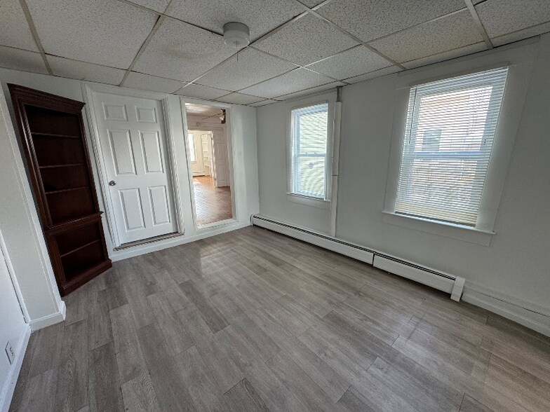Building Photo - 11 Elm St