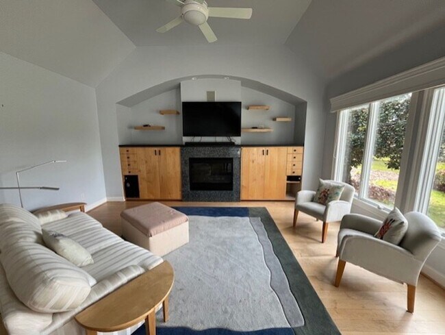 Building Photo - Welcome to Elegant Living in the Charming ...