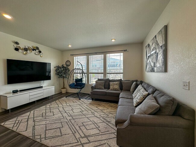 Building Photo - NEARLY NEW 3-bed Paired Home in Senderos Creek community!