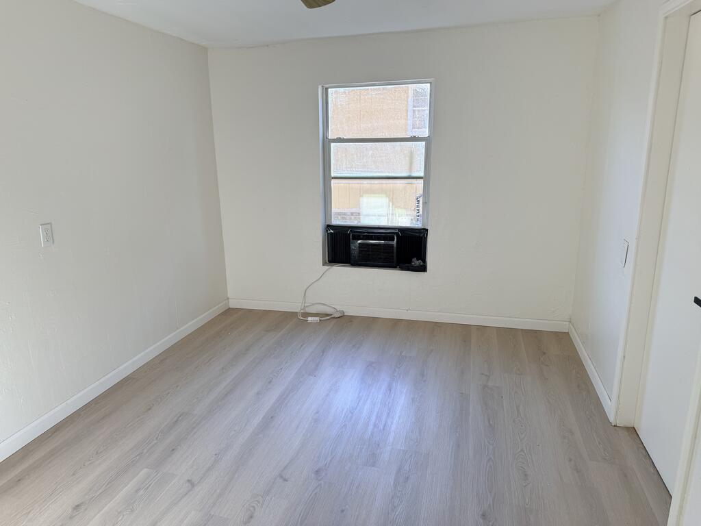 Building Photo - 409 W Mable St