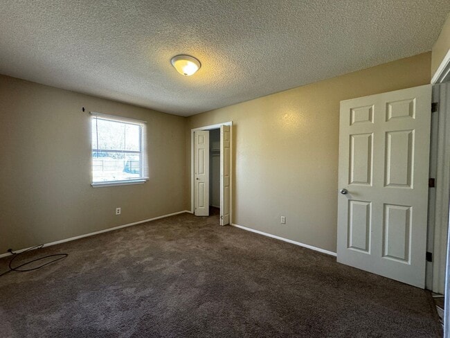 Building Photo - 831 Swinging Spear Rd